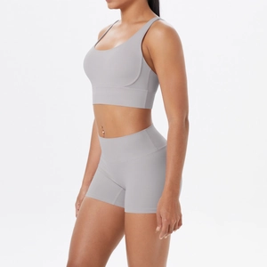 Vue latérale de l'ensemble de yoga gris sans couture avec brassière et short taille haute