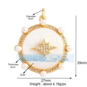 Détail d'un pendentif boussole céleste avec nacre blanche et cristaux étoilés