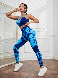 Détail de l'ensemble de yoga tie-dye bleu avec haut asymétrique et legging taille haute