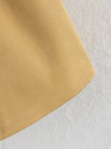 Detailansicht aus nächster Nähe von ingwergelbem Baumwoll-Twill-Gewebe und Webstruktur