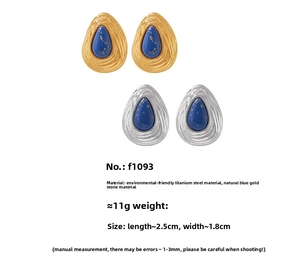 Détails de boucles d'oreilles gouttes en or et argent avec lapis-lazuli sur acier titane