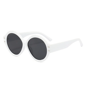 Gafas de sol redondas blancas retro con lentes oscuros para actividades al aire libre