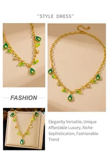 Détails du collier en chaîne dorée avec pendentifs avocat en émail et perles vertes