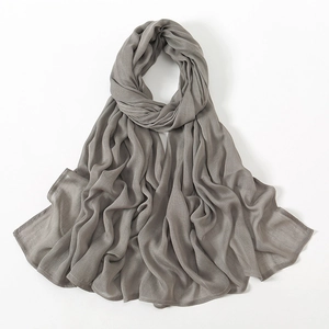 Detalle del hijab de modal taupe transpirable con textura fina y bordes enrollados