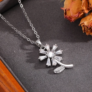 Détail macro du pendentif marguerite en argent avec pétales en zircone cubique