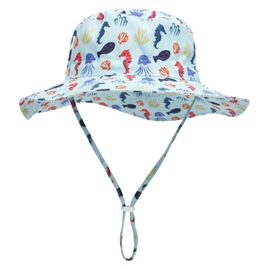 Dettaglio cappello da sole azzurro per bambini con stampe marine e laccetto antivento regolabile