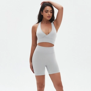 Dettaglio completo del set yoga grigio senza cuciture con reggiseno incrociato e pantaloncini