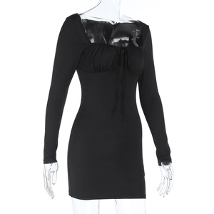 Détail d'une mini robe noire à manches longues avec décolleté carré et lien de serrage