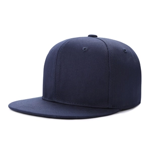 Vue latérale de la casquette hip hop bleu foncé à bord plat en coton de qualité