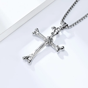 Detailansicht der Punk-Titanstahl-Knochenkreuz-Halskette mit quadratischer Gliederkette