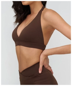 Dettaglio delle cuciture piatte e del tessuto elastico sul reggiseno sportivo cioccolato
