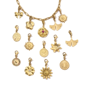 Details von goldenen Blumen- und Ginkgoblatthängern mit bunten Zirkoniasteinen
