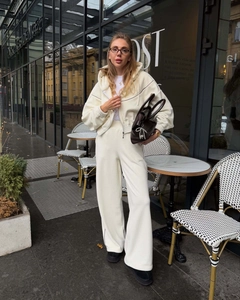 Détail d'un ensemble sweat à capuche et pantalon large blanc cassé avec bandes latérales