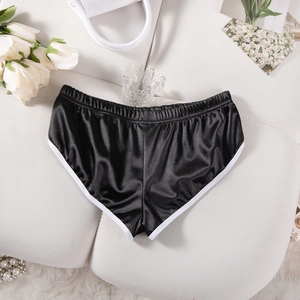 Pantaloncini sportivi in raso nero con bordino bianco e vita elastica in posa piatta