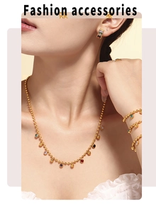 Détail d'un ensemble de bijoux plaqués or 18 carats avec perles colorées sur un mannequin