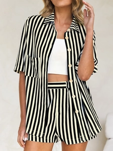 Gros plan d'un ensemble chemise et short à rayures verticales noir et blanc sur un mannequin