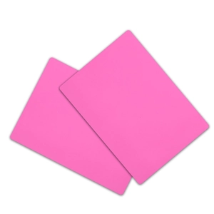 Détail de sets de table en silicone rose résistant à la chaleur avec coins arrondis