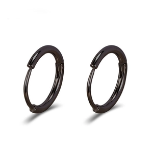 Pendientes de aro negros de acero inoxidable pulido con un diseño minimalista