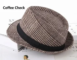 Détail de la texture à carreaux café et du ruban noir sur un chapeau fedora pour homme
