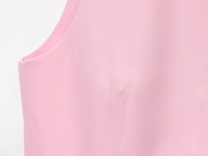 Dettaglio del top rosa senza maniche con cuciture di ripresa e tessuto di cotone
