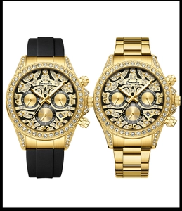 Gros plan de chronographes dorés sertis de diamants avec bracelets silicone et métal