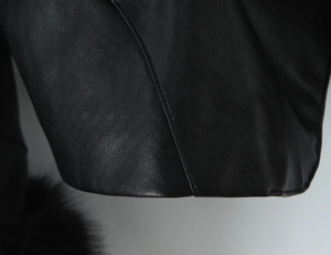 Vue détaillée de la texture du cuir noir avec des finitions de couture de haute qualité