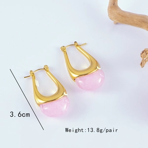 Vue détaillée de boucles d'oreilles en U dorées avec résine rose et taille de 3,6cm