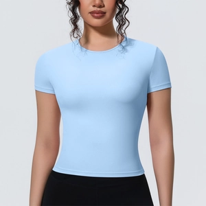 T-shirt de yoga bleu clair cintré à manches courtes pour femme en vue studio professionnelle