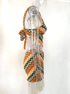 Détail d'un ensemble deux pièces en maille crochet avec motifs à vagues et licou