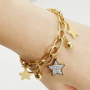 Bracelet étoile en acier inoxydable plaqué or 18K avec cristaux porté au poignet