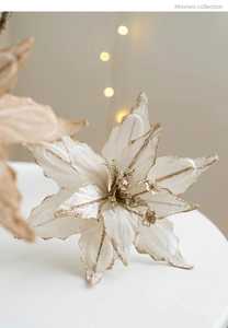 Détails de fleurs de Noël en velours blanc avec paillettes dorées et éclairage chaleureux