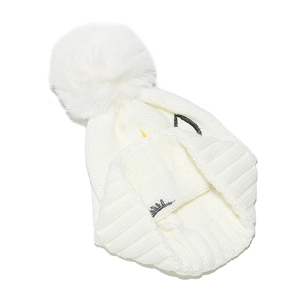Vue détaillée d'un bonnet tricoté blanc pour enfant avec broderie licorne mignonne