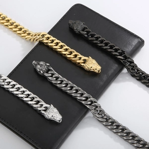 Détails des fermoirs tête de loup sur bracelets gourmettes en or, noir, argent et argent antique