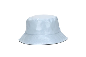 Détail du chapeau bob en similicuir bleu clair brillant avec bordure surpiquée robuste