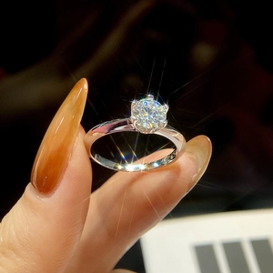 Eleganter 2 Karat Moissanit Diamantring im klassischen Sechskragen-Design aus S925 Silber.