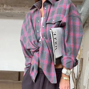 Détails de la chemise oversize à carreaux rose et gris avec poches à rabat et boutons