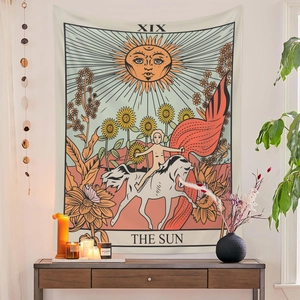 Detail der Sonnen-Tarot-Wandteppich mit XIX-Sonnengesicht und Kind auf weißer Wand