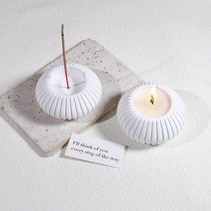 Détail du porte-encens sphérique en céramique blanche et bougeoir à rayures verticales