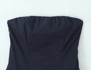 Détail de la robe bustier bleu marine avec décolleté élastique et texture de tissu tissé