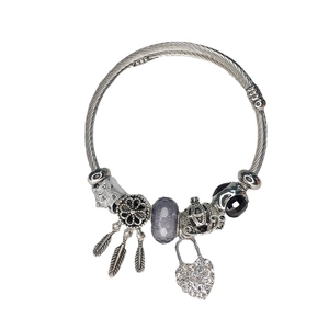 Bracciale rigido in acciaio argento con ciondoli a piuma, cuore e carrozza