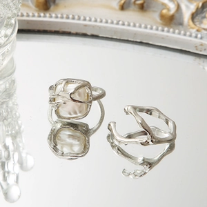 Minimalist silver irregular rings set with white square pearl on liquid metal design