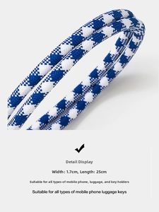 Detail eines blau-weiß karierten Web-Lanyards mit 25 cm Länge und 1,7 cm Breite