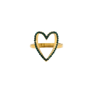 Dettaglio dell'anello a cuore placcato oro con pietre verdi incastonate su sfondo bianco