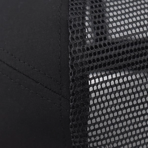 Nahaufnahme der schwarzen Trucker-Cap mit atmungsaktivem Mesh und verstärkten Nähten