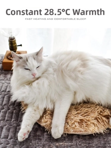 Ragdoll cat on round plush heating pad showing 28.5°C constant temperature and fast heating