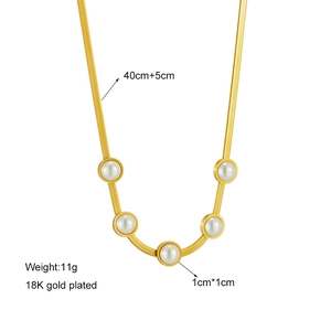 Elegante collana a catena serpente placcata oro 18K con cinque perle tonde su sfondo bianco
