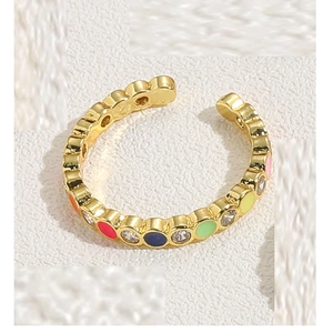 Dettaglio dell'anello a sfere in argento 925 dorato con smalto colorato e zirconi chiari