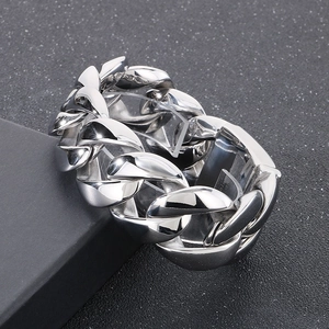 Détail macro du bracelet gourmette 31mm en acier inoxydable avec fermoir gravé 316L