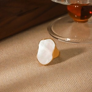 Anello in acciaio inossidabile dorato con intarsio in madreperla bianca irregolare