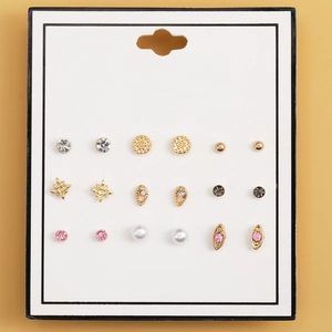 Détail d'un lot de 9 paires de boucles d'oreilles avec étoiles dorées, perles et cristaux